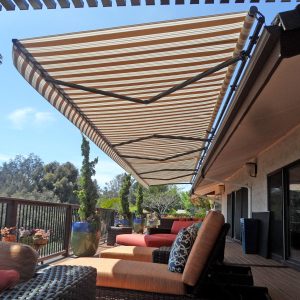 elite_heavy_duty_retractable_patio_awning_01